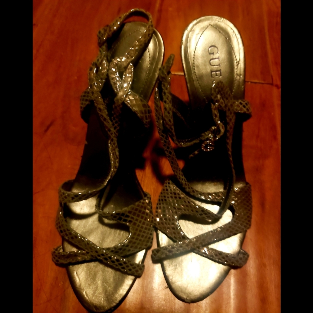 Sexy Guess Silver SnakePrint Sandals 2.5" 6"m
